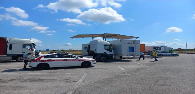 La Polizia Locale dell’Unione Valdera in piazza per sensibilizzare gli utilizzatori di monopattini e bici elettriche al rispetto delle regole del Codice della Strada e per vigilare su eventuali manomissioni delle e-bike