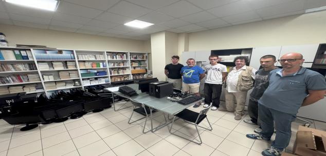 Vecchi computer, nuova vita.  L’Unione Valdera dona 60 PC rigenerati alle associazioni del territorio